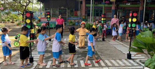 Trẻ tham gia hoạt động trải nghiệm an toàn giao thông trên sân trường