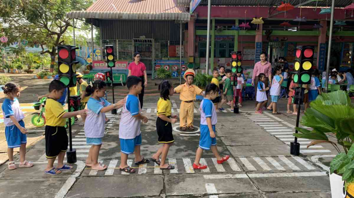 Trẻ tham gia hoạt động trải nghiệm an toàn giao thông trên sân trường